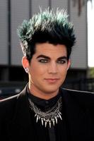 los angeles, 14 de agosto - adam lambert chegando aos prêmios vh1 de 2011 fazer algo no hollywood palladium em 14 de agosto de 2011 em los angeles, ca foto