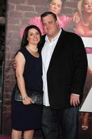 los angeles, 27 de abril - billy gardell e esposa chegando na estréia das damas de honra no teatro da vila em 27 de abril de 2011 em westwood, ca foto