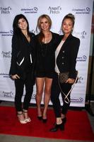 los angeles, 17 de julho - bree cuoco, ashley jones, kaley cuoco chega ao angel s perch west coast estréia no laemmle s royal theatre em 17 de julho de 2013 em los angeles, ca foto