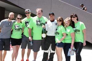 los angeles, 12 de abril - brett davern, família, amigos no long beach grand prix pro celeb race day no long beach grand prix race circuit em 12 de abril de 2014 em long beach, ca foto