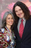 los angeles, 27 de abril - suzanne krajewski, estranho al yankovic chegando na estréia das damas de honra no teatro da vila em 27 de abril de 2011 em westwood, ca foto