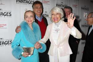 los angeles, 21 de fevereiro - anne jeffreys, carol channing chega à apresentação comemorando o aniversário de 90 anos de carol channing no teatro pantages em 21 de fevereiro de 2011 em los angeles, ca foto