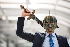 2023 ano novo, guerreiro de negócios, homem de negócios segurando espada e escudo prepare-se para lutar na guerra de negócios. foto
