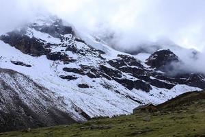 montanha coberta de neve em nevoeiro - cordilheira do Himalaia, Sikkim, Índia foto