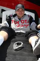 los angeles, 23 de março - brett davern tomando sol durante uma pausa no 37º treinamento anual de corrida de celebridades toyota pro no willow springs international speedway em 23 de março de 2013 em rosamond, ca foto exclusiva