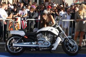 los angeles, 19 de julho - francia raisa chegando ao capitão américa - a estreia do primeiro vingador no teatro el capitan em 19 de julho de 2011 em los angeles, ca foto