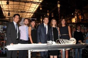 los angeles, 14 de novembro - john boyd, tj thyne, tamara taylor, david boreanaz, emily deschanel, michaela conlin at the bones 200th show cake celebration no fox studio lot em 14 de novembro de 2014 na cidade do século, ca foto