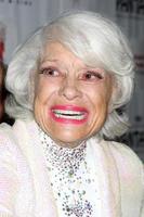 los angeles, 21 de fevereiro - carol channing chega ao espetáculo comemorando o aniversário de 90 anos de carol channing no teatro pantages em 21 de fevereiro de 2011 em los angeles, ca foto