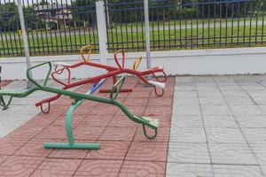 placa de gangorra colorida de madeira vazia no playground. foto