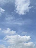 cloudscape no céu azul foto