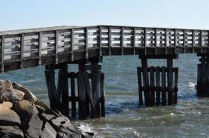 ponte de madeira sobre o oceano em plymouth foto