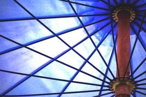 detalhe de guarda-chuva azul, fundo abstrato. foto