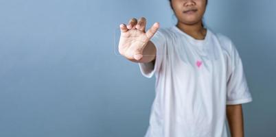 mulher segurando um acrílico transparente de maquete de telefone de tela em branco usado para exibir texto ou imagens publicitárias. foto