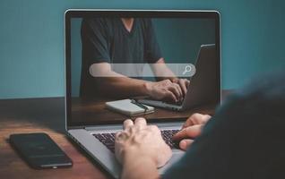 conceito de busca de emprego, homem usando computador portátil, navegando e procurando vagas de emprego, oportunidades de trabalho on-line, usando o computador da barra de busca de emprego, encontre sua carreira. foto