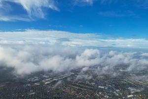 mais belas nuvens e céu sobre a cidade de londres luton da inglaterra reino unido foto