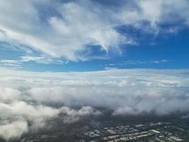 mais belas nuvens e céu sobre a cidade de londres luton da inglaterra reino unido foto