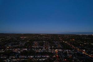 cidade iluminada, imagens aéreas à noite foto