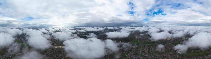 mais belas nuvens e céu sobre a cidade de londres luton da inglaterra reino unido foto