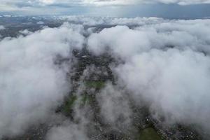 mais belas nuvens e céu sobre a cidade de londres luton da inglaterra reino unido foto