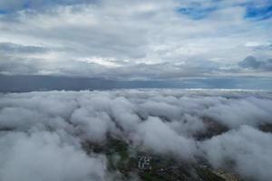 mais belas nuvens e céu sobre a cidade de londres luton da inglaterra reino unido foto