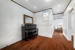 Apartamento de luxo moderno totalmente mobiliado em montreal com porão acabado, quartos, lavanderia, cozinha, quintal e sala de estar foto