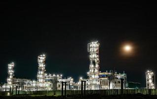 a fábrica de refinaria de petróleo à noite foto