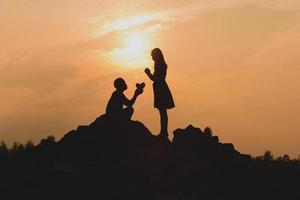 casal jovem feliz juntos contra o belo pôr do sol. liberdade, foto