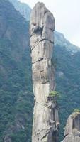 as belas paisagens das montanhas com a floresta verde e o penhasco rochoso em erupção como pano de fundo na zona rural da china foto