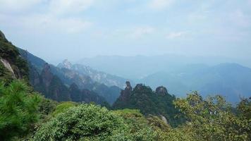 as belas paisagens das montanhas com a floresta verde e o penhasco rochoso em erupção como pano de fundo na zona rural da china foto