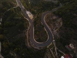 vale aéreo e estrada, vista de cima, fundo de natureza incrível. drone voando por do sol, marinha foto