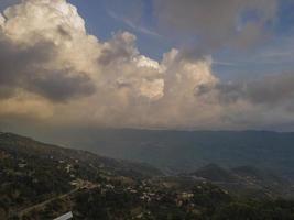 dança das nuvens. vista de nuvens e vales. nuvens sobre o vale verde foto