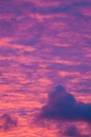 vibrantes nuvens roxas pôr do sol foto