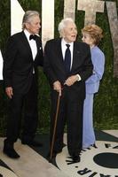 los angeles, 26 de fevereiro - michael douglas kirk douglas anne douglas chega na festa do oscar da vanity fair de 2012 na torre do pôr do sol em 26 de fevereiro de 2012 em west hollywood, ca foto