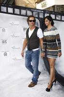 los angeles, 25 de setembro - matthew mcconaughey camila alves chegando ao iris, uma viagem pelo mundo do cinema do cirque du soleil estreia no teatro kodak em 25 de setembro de 2011 em los angeles, ca foto