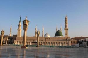 medina, arábia saudita, outubro de 2022 - bela vista diurna de masjid al nabawi, cúpula verde de medina, minaretes e pátio da mesquita. foto