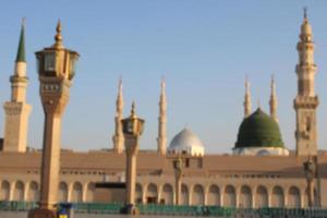 medina, arábia saudita, outubro de 2022 - bela vista diurna de masjid al nabawi, cúpula verde de medina, minaretes e pátio da mesquita. foto