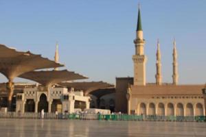 medina, arábia saudita, outubro de 2022 - uma bela vista diurna dos minaretes masjid al nabawi e guarda-chuvas ou dosséis eletrônicos. foto