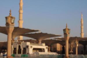 medina, arábia saudita, outubro de 2022 - uma bela vista diurna dos minaretes masjid al nabawi e guarda-chuvas ou dosséis eletrônicos. foto
