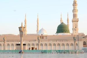 medina, arábia saudita, outubro de 2022 - bela vista diurna de masjid al nabawi, cúpula verde de medina, minaretes e pátio da mesquita. foto