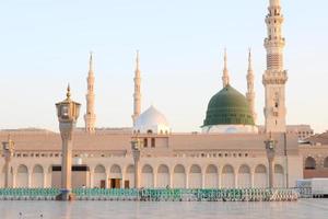 medina, arábia saudita, outubro de 2022 - bela vista diurna de masjid al nabawi, cúpula verde de medina, minaretes e pátio da mesquita. foto