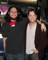 los angeles, 17 de dezembro - escritor, produtor e diretor avi glijansky, bradford anderson aquiles no set durante a produção do filme cupido e eros no good nite bar em 17 de dezembro de 2010 em no hollywood, ca foto