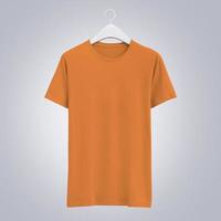 maquete laranja de camiseta frontal pendurada foto