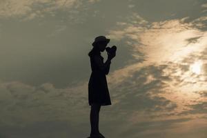 menina triste silhueta ao pôr do sol. foto