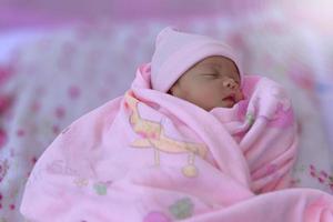 Foto de Menina De Bebê Recémnascido Vestindo Fantasia De Sereia e mais  fotos de stock de Bebê - iStock