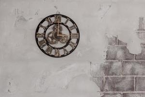 decoração de parede de cimento nu com um relógio de parede. foto