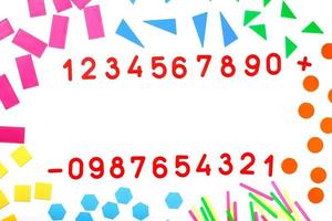 figuras de plástico multicoloridas e números em um fundo branco. jogos educativos para crianças. habilidades matemáticas e de cálculo. foto