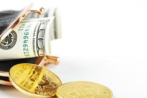 carteira clássica preta com dólares e moedas de bitcoin em um fundo branco. foto