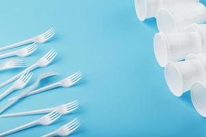 pratos feitos de plástico branco sobre um fundo azul. foto