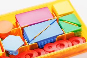 figuras coloridas e números para crianças em uma caixa. uma ferramenta para desenvolver o pensamento das crianças. foto