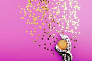 superprêmio dourado com uma dispersão de estrelas em um fundo rosa. foto